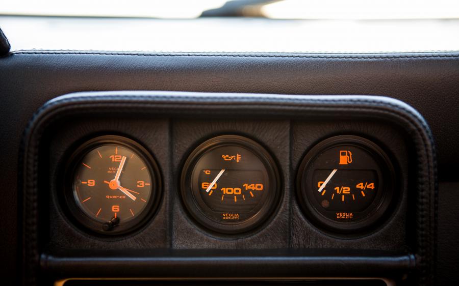 Панель приборов Ferrari GTS Turbo 1986 года  (фото 7 из 27)